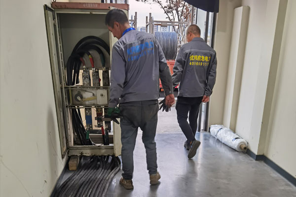 绥德柴油发电机组的输出电压调节方式对设备性能有哪些影响？